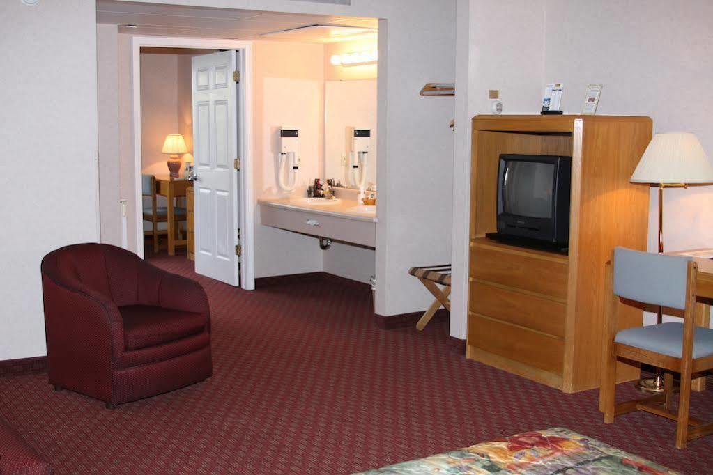 Budget Host Inn & Suites Saint Ignace Ngoại thất bức ảnh